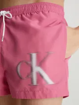 Short de baño corto color rosado con cintura elástica ajustable con cordón blanco y logo CK plateado estampado en la pierna derecha.