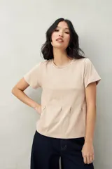 Remera blanca de algodón con cuello redondo y costuras verticales en el frente.