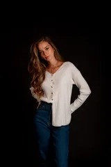 Blusa de morley elastizado color beige, de calce ajustado y mangas largas.