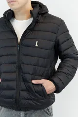 Campera puffer negra de nylon con capucha desmontable y logo bordado en el pecho.
