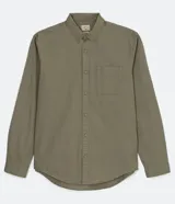 Camisa de manga larga color verde oliva, confeccionada en sarga de algodón, con cuello camisero, calce comfort, bolsillo frontal y cierre con botones. Marca Marfinno.