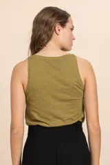 Musculosa color verde oliva, de corte recto y breteles anchos.
