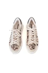 Championes urbanos con estampado animal print en tonos marrones y beige, con cordones blancos y detalles en cuero sintético color crema.