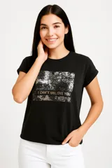 Remera negra de manga corta y corte holgado, con estampado rectangular con efecto foil y texto "I can't unlove you".
