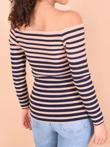 Remera ajustada de mangas largas con escote barco y diseño a rayas horizontales color beige y azul marino.