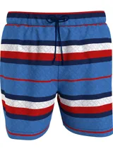 Short de baño Tommy Hilfiger con estampado de rayas horizontales en azul, blanco y rojo. Diseño con monograma TH estampado en azul sobre las rayas azules. Cintura elástica con cordón ajustable.