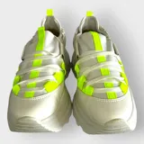 Championes blancos con plataforma, cordones y detalles en amarillo neón.