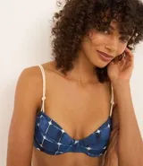 Top de bikini media taza con estampa acuarelada, breteles elásticos ajustables con detalle de cuerda y lazo en la espalda.