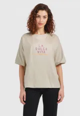 Remera rosa de manga corta con cuello redondo y estampado frontal con la inscripción "VNGERBRG".