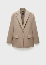 Blazer marrón claro con cuello de pico con solapa, dos bolsillos de ribete laterales, tejido mezcla de lana, solapas con muesca, manga larga con puños abotonados, diseño recto y cierre delantero de botón.