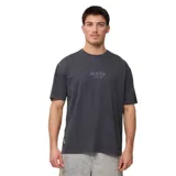 Remera gris con logo de la marca Rusty estampado en el pecho.