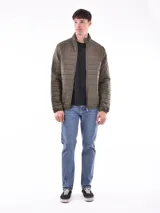 Campera acolchada color verde militar, con cuello mao y cierre frontal con cremallera.