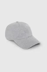 Gorra de béisbol gris jaspeado con logo bordado tonal en el frente y la parte trasera. Cuenta con una correa trasera ajustable.
