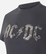 Remera de manga corta y cuello redondo, color gris oscuro, con estampado frontal del logo de la banda AC/DC con efecto metalizado o desgastado.