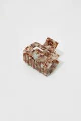 Pinza para el pelo de acetato con diseño carey en tonos marrones y celestes/blancos.