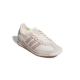 Championes Adidas Sl 72 Og, color blanco hueso con detalles en rosa pastel y suela de goma color caramelo.