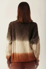 Cárdigan tejido a rayas horizontales con degradé de color, con cuello en V, mangas largas y cierre frontal con botones de madera.