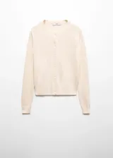 Cárdigan color crema de tejido de punto fino, corte recto, cuello redondo, manga larga, cierre frontal con botones y terminaciones en canalé.