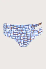 Calzón de bikini tipo faja, con estampado geométrico en tonos celeste, blanco y marrón. Presenta cobertura amplia, abertura cut out, fruncido y detalle de cadena a los costados.