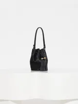 Micro bag de estilo bucket en pelo vacuno leopardo, con cordón de cuero para cierre y pompones, forrada en tejido jacquard.