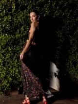 Vestido largo con estampado paisley en tonos tierra y azules, con top halter y cut-outs laterales. La falda es holgada y tiene elástico en la cintura.