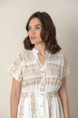 Vestido largo blanco de algodón con bordados dorados, corte recto, cintura elastizada, cuello en V y mangas cortas.