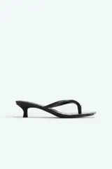 Sandalias de dedo negras con textura de cocodrilo, punta angular, tiras finas sobre el empeine y taco kitten.