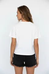 Remera manga corta color violeta con cuello redondo y estampado frontal de un jarrón con flores y la frase "ARE YOU READY FOR PARIS?".