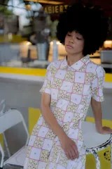 Vestido midi con estampado de flores y cuadros, corte camisero, con cuello clásico, cierre frontal con botones y bolsillos laterales.