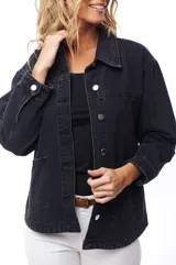 Sobrecamisa de jean color negro con cuello clásico, cierre frontal con botones metálicos, mangas largas con puños abotonados y bolsillos de parche en el pecho.