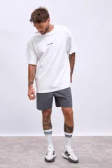 Remera blanca de corte holgado con estampado pequeño con texto en el frente.