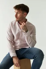 Camisa celeste de manga larga para hombre, con logo bordado y fit slim. Confeccionada en 100% algodón.