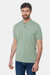 Remera polo piqué lisa color salmón, con cuello en rib y botones personalizados.