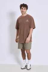 Bermuda color verde militar con bolsillos laterales y traseros.