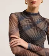 Blusa de tul de manga larga con cuello alto y estampado de cuadros escoceses en tonos marrones, azules y grises.