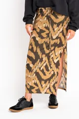 Falda midi de viscosa con estampado abstracto en tonos marrón, beige y negro. Tiene cintura elastizada con cordón ajustable y abertura lateral.