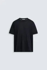 Camiseta negra de punto de algodón, corte recto, cuello redondo y mangas cortas con terminación en rib.