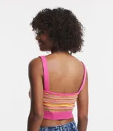 Blusa cropped de tirantes con escote corazón, confeccionada en tejido de punto con textura y diseño de rayas horizontales en colores.