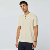 Remera polo de punto color crudo con cuello clásico, manga corta y cierre con botones de madera.