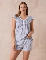 Conjunto de pijama de short y remera de tejido soft estampado, con escote en V con aplique de puntilla, botones y detalle plisado. Short con cintura elastizada.