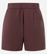 Short de vestir color marrón chocolate, de tiro alto, con pliegues delanteros, trabillas en la cintura, bolsillos laterales tipo cuchillo y bolsillos embutidos en la parte trasera.