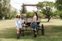 Blusa corta de crochet color blanco con diseño floral en azul y mangas cortas con borde calado.