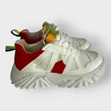Zapatillas deportivas de estilo chunky, con parte superior blanca y detalles en rojo.