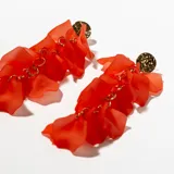 Aros colgantes con base redonda dorada y pétalos de acrílico rojos unidos por aros dorados.