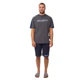 Remera gris con mangas cortas, cuello redondo y estampado con el logo de la marca en el pecho. Mangas y cuello en azul marino con ribete blanco.
