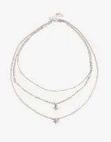 Collar corto de tres cadenas plateadas, una con bolitas, otra con strass y otra con dije de estrella de cinco puntas.