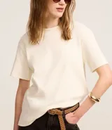 Remera color mostaza de algodón peruano, con cuello redondo, manga corta y corte recto.