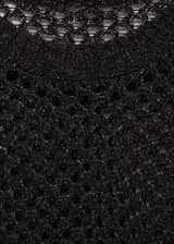 Sweater negro de tejido de punto calado con lúrex, cuello redondo y manga larga.