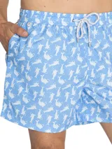 Short de baño celeste con estampado de caballitos de mar rosados. Tiene cintura elástica con cordón ajustable, bolsillos laterales y traseros.