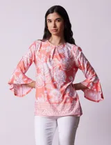 Blusa azul con estampado floral blanco, de seda fría, con cuello redondo con abertura y mangas 3/4 amplias con volados. Marca Ruby Rd.